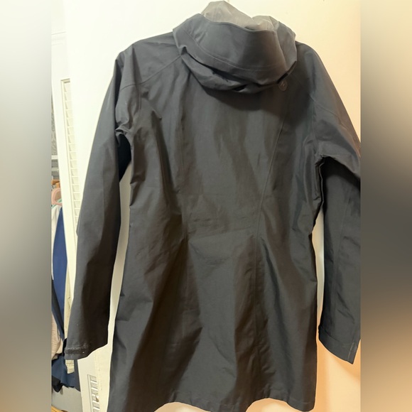 Marmot Essential Jacket — Women’s Waterproof GORE-TEX Rain Coat - Picture 3 of 5